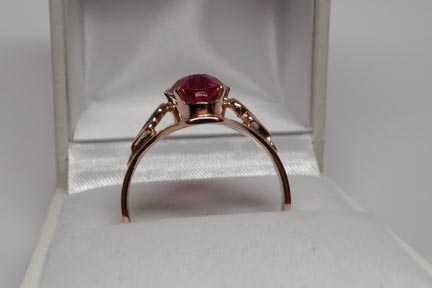 Złoty pierścionek rubinowo purpurowy kamień różowe złoto R.22