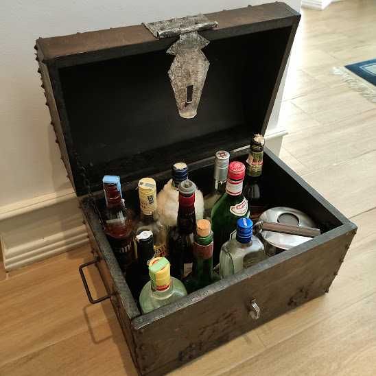 Baú-Bar de antiquário, em madeira, forrado a pele