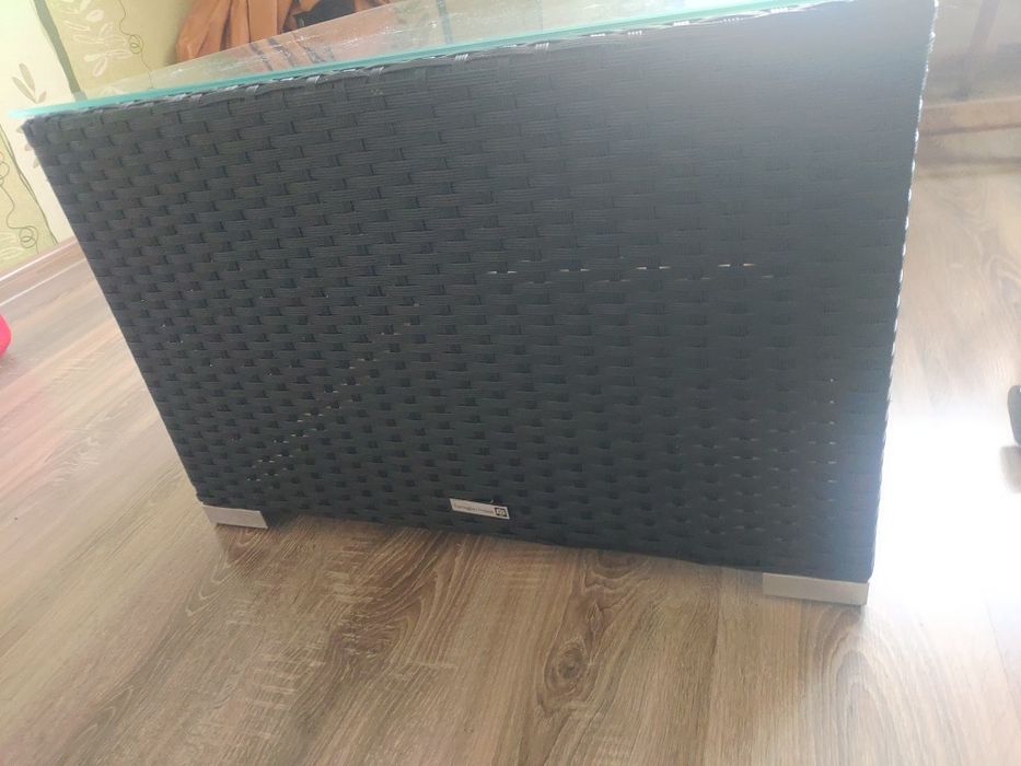 Стіл із  скляною поверхнею