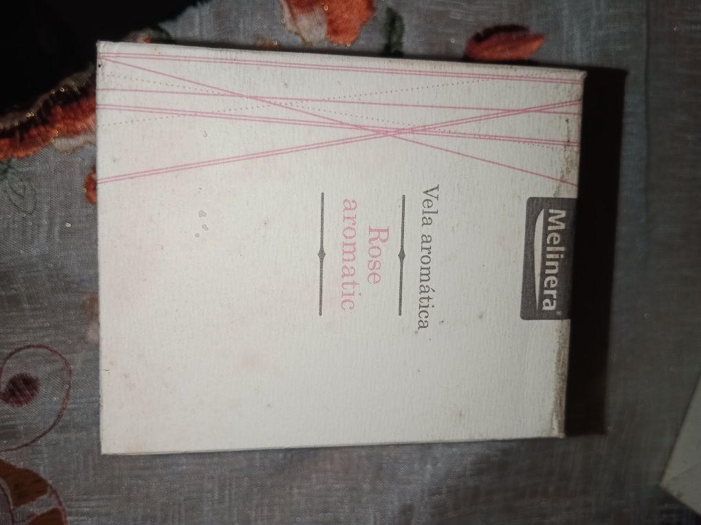 Zapachowe świeczki w kartoniku