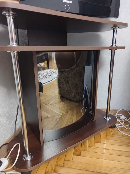 Тумба під Телевізор з склянкою дверкою .