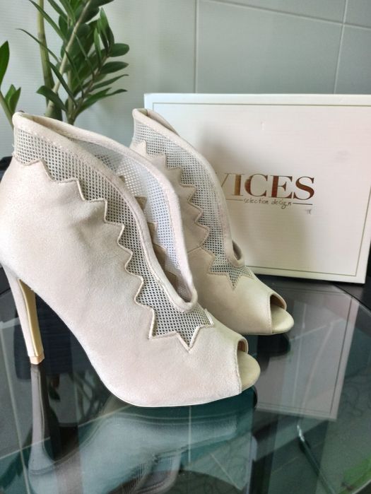 Eleganckie kremowe buty Sandały na obcasie szpilki beżowe nowe Vices