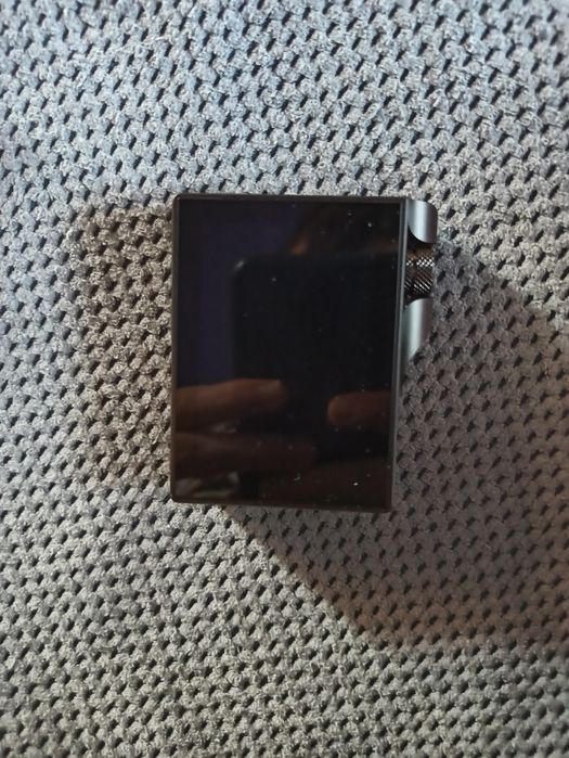 Odtwarzacz muzyki Bestselection Q3 i kabel w zestawie. Wspiera DSD256.