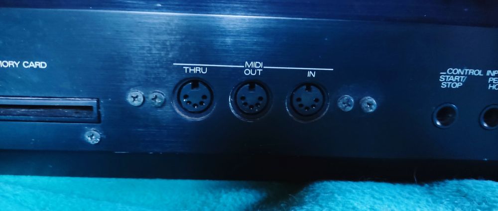 Sintetizador Roland D10 para peças ou reparação.