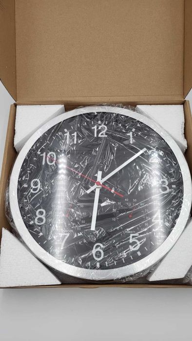 Zegar ścienny do ogrodu z termometrem i higrometrem.