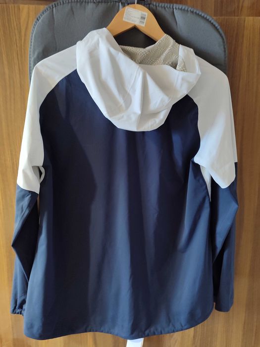 Вітровка  жіноча, спортивна. дуже  легка та якісна . Нова