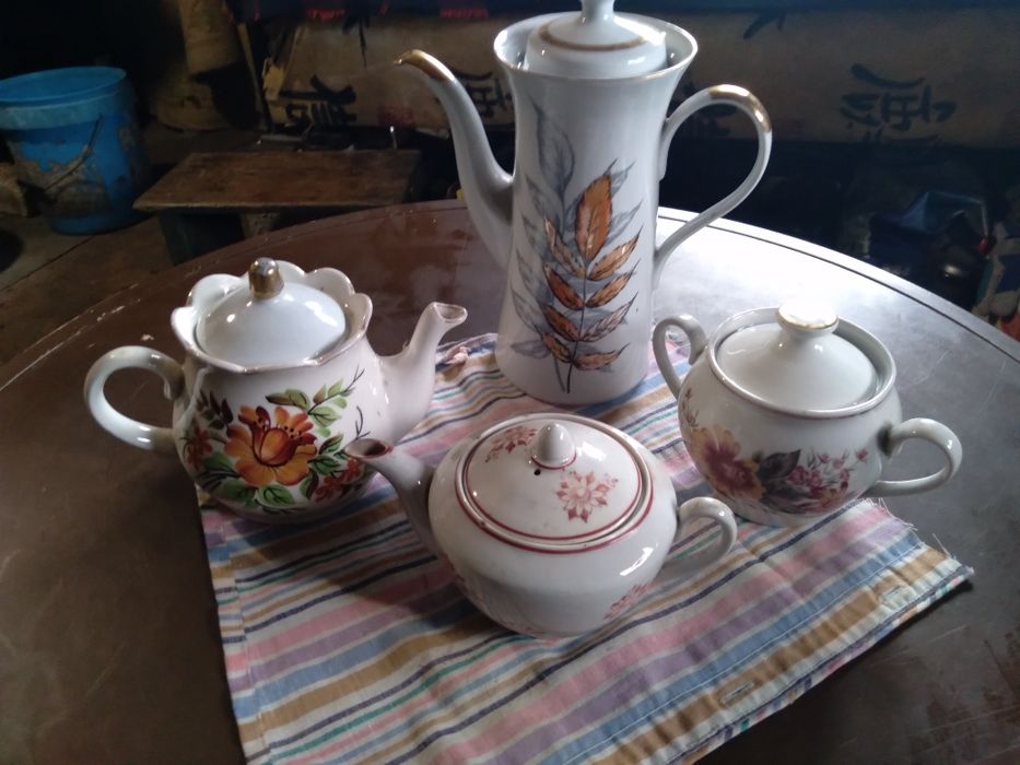 Фарфоровые 3 заварника 1 сахарница