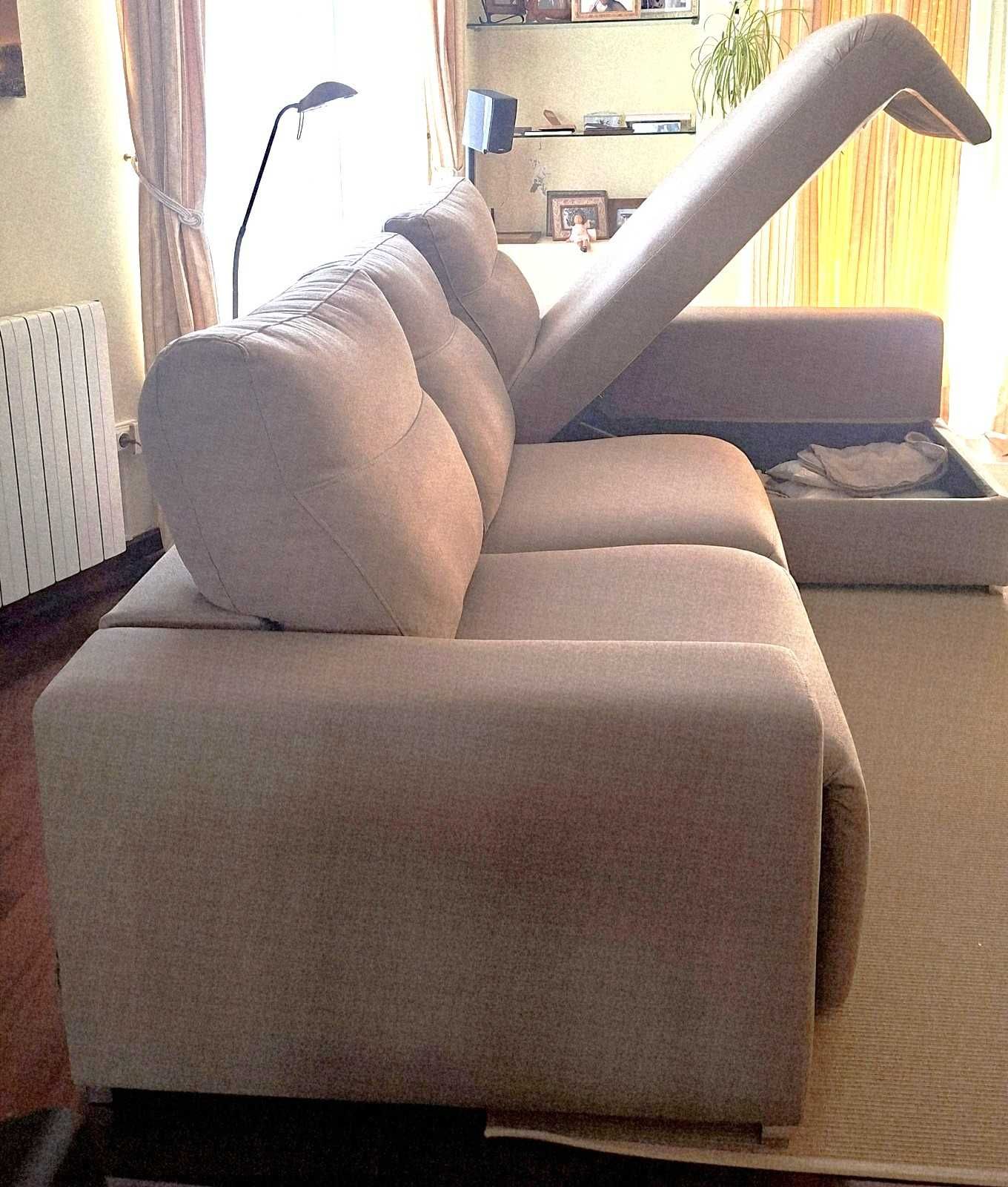 Sofá 3 assentos, com chaise longue e 2 assentos relax elétricos.