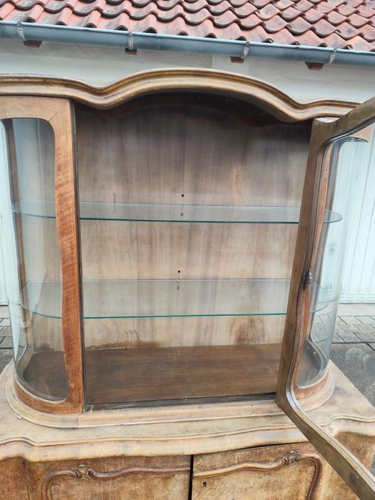 Antyczna witryna w stylu ludwikowskim, gięte szyby, lata 1920–1940