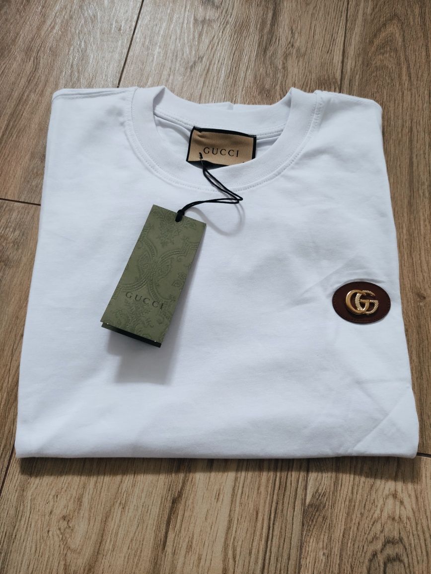 GUCCI t-shirt męski rozmiar M 
W kolorze białym z złotym logo GG z prz