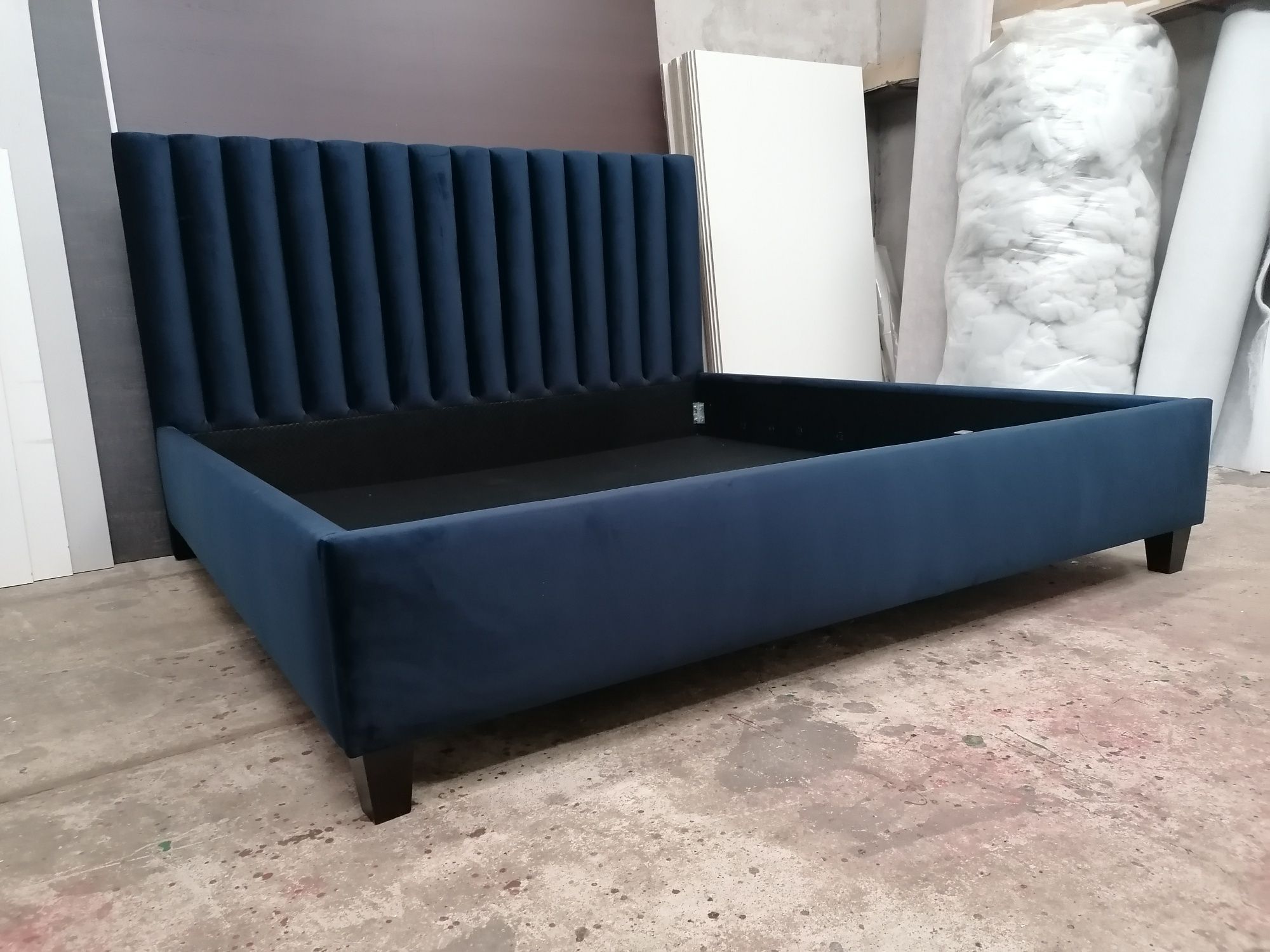 Łóżko tapicerowane panele półwałki welwet stelaż pojemnik producent