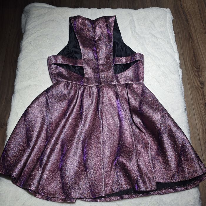 Sukienka z wyciętymi plecami