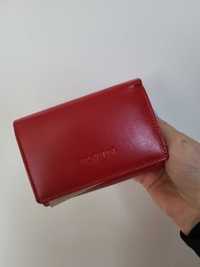 Czerwony portfel skórzany