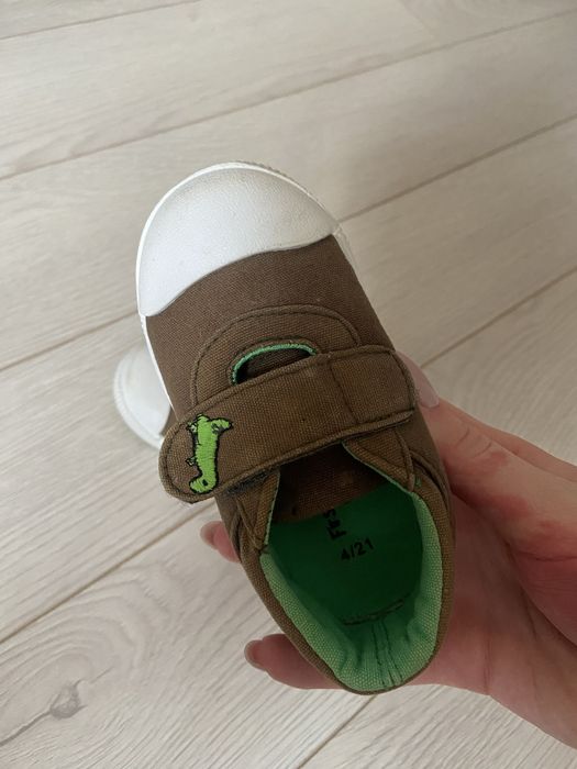 Кеди для хлопчика розмір 21.