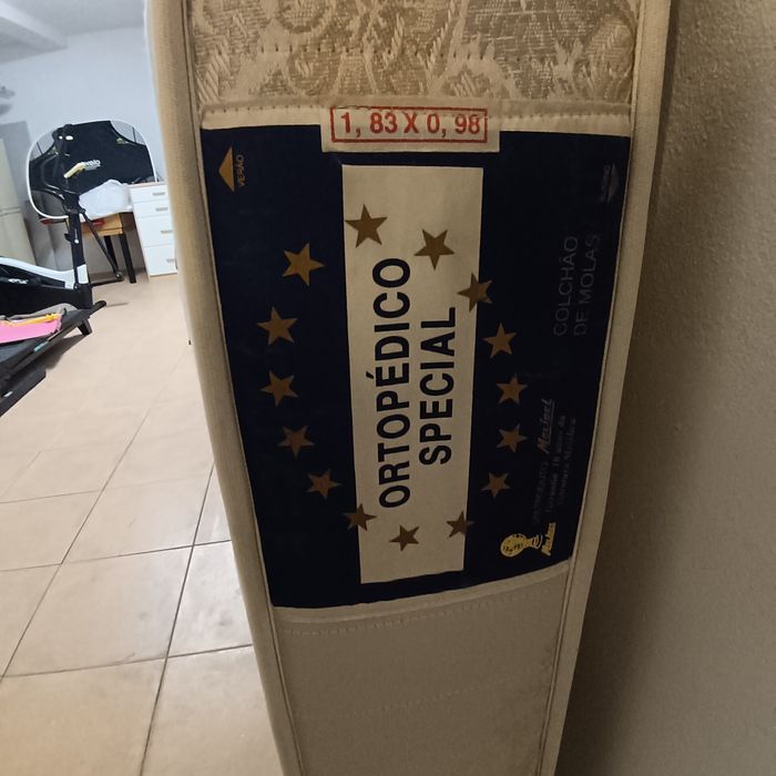 Colchão de cama individual.
