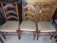 Drewniane krzesła tapicerowane