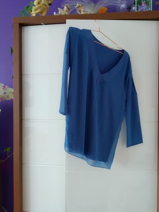 Bluzka niebieska z dekoltem z tiulem