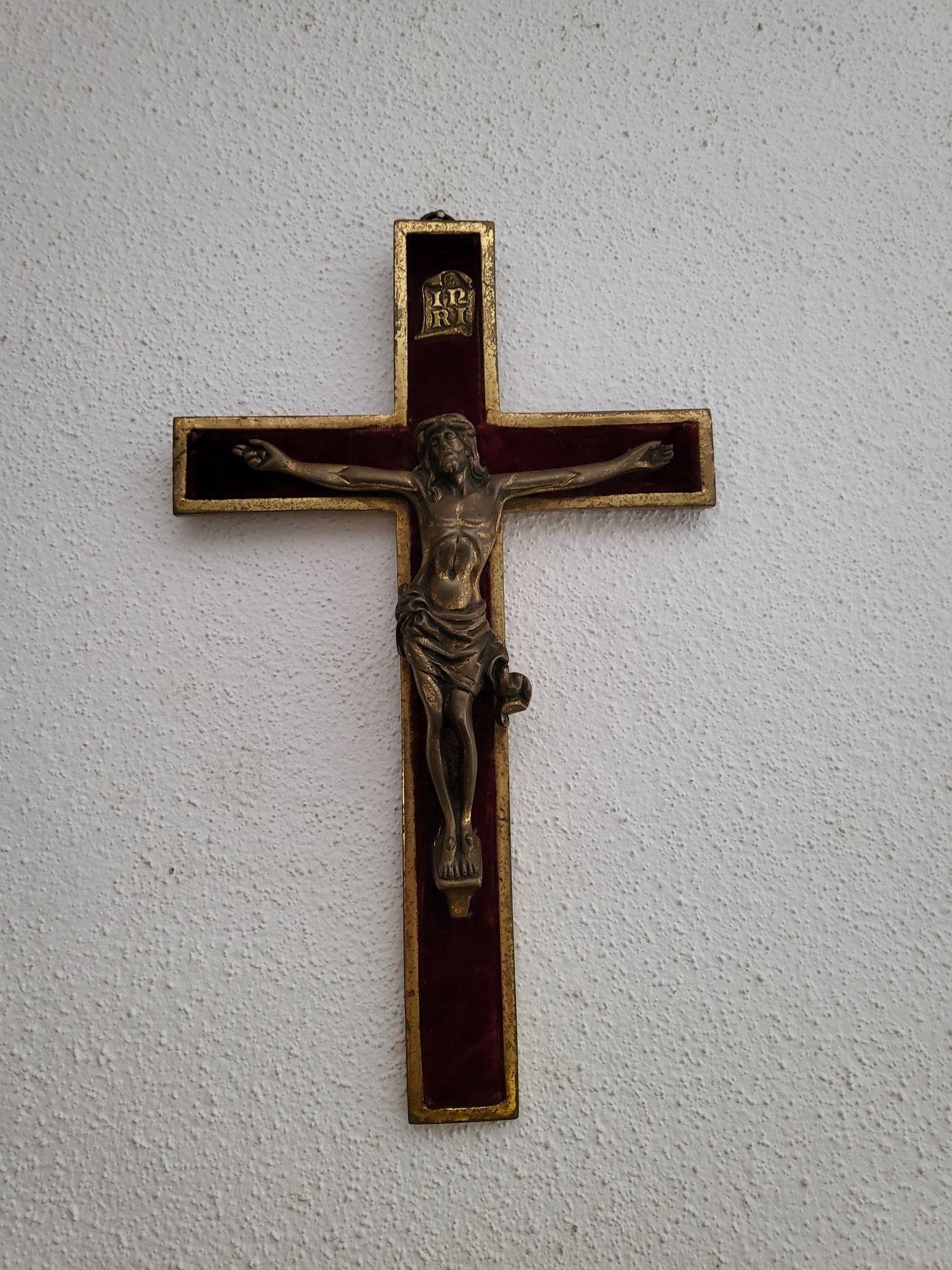 Crucifixo em aço e com feltro