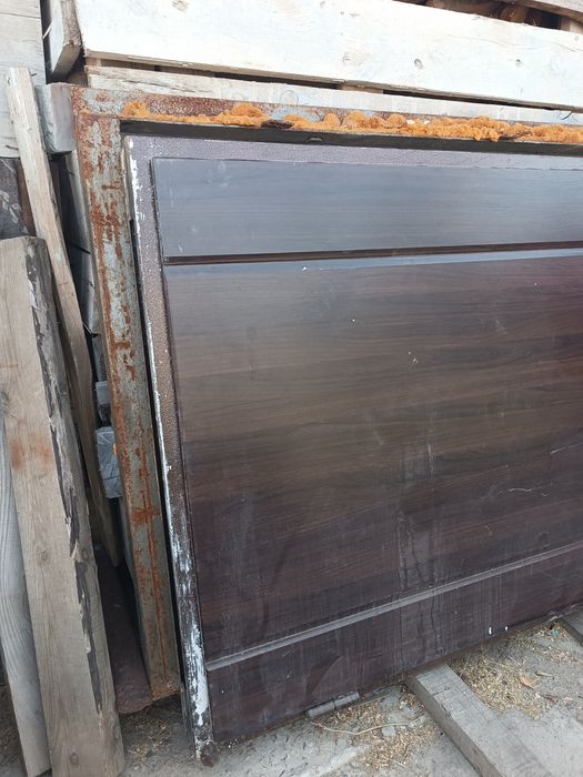 Продам вхідні металеві двері