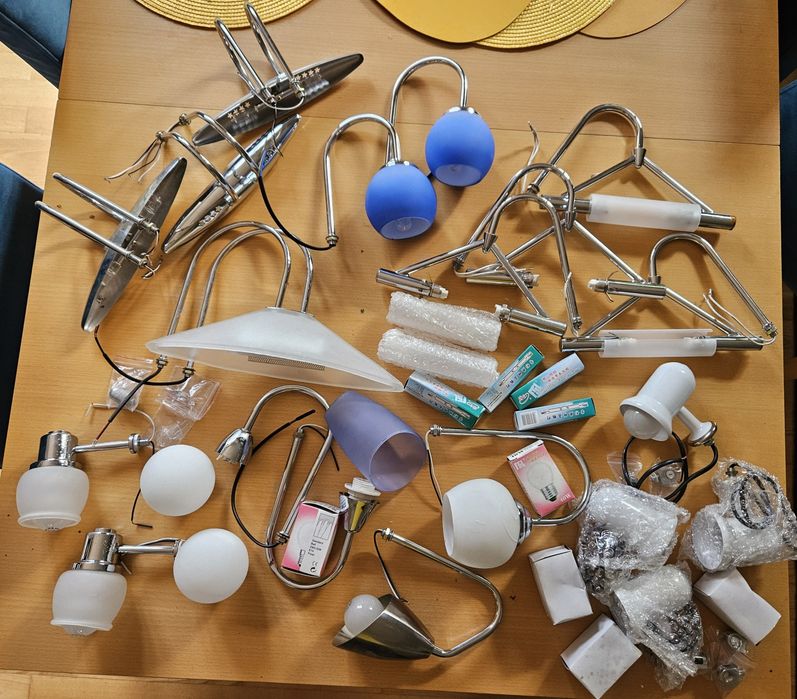 Duży (21 sztuk) zestaw lampek łazienkowych do szafki albo lustra