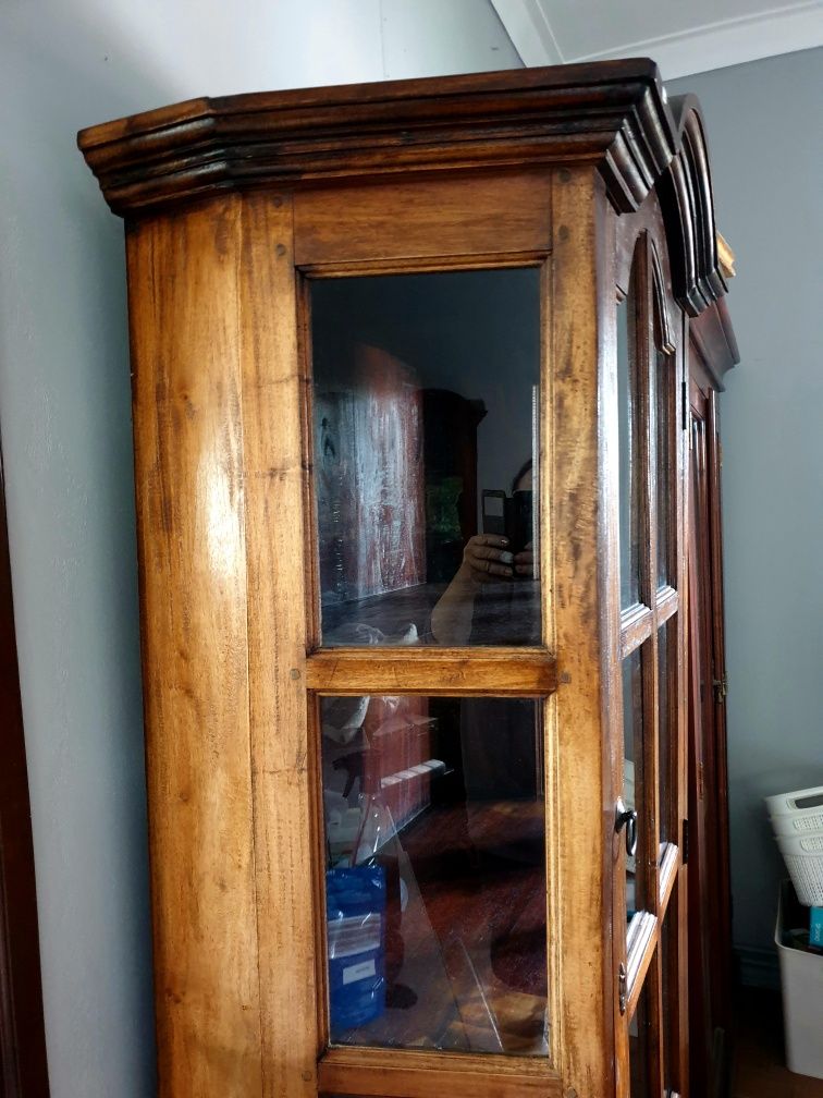 Fantástica antiga cristaleira / vitrine em madeira maciça