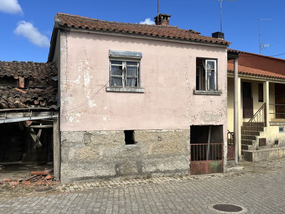Moradia t2 + t3 e casa em ruinas
