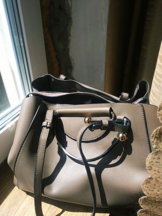 Женская сумка с оригинальными ручками.