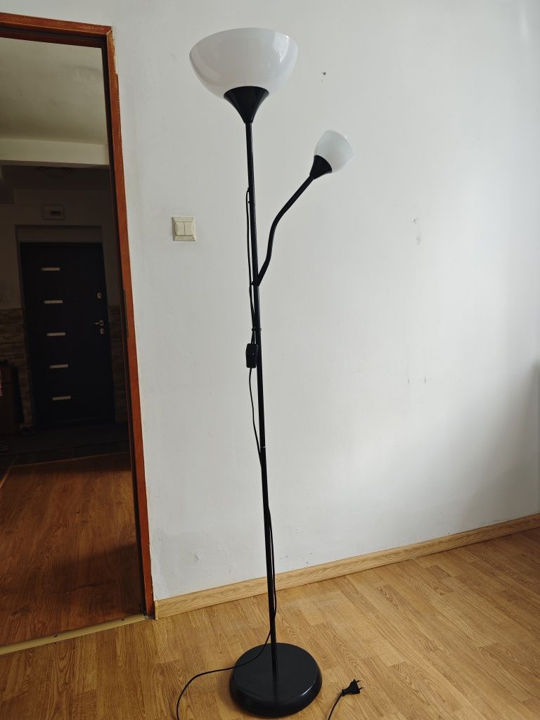 Lampa podłogowa czarno-biała