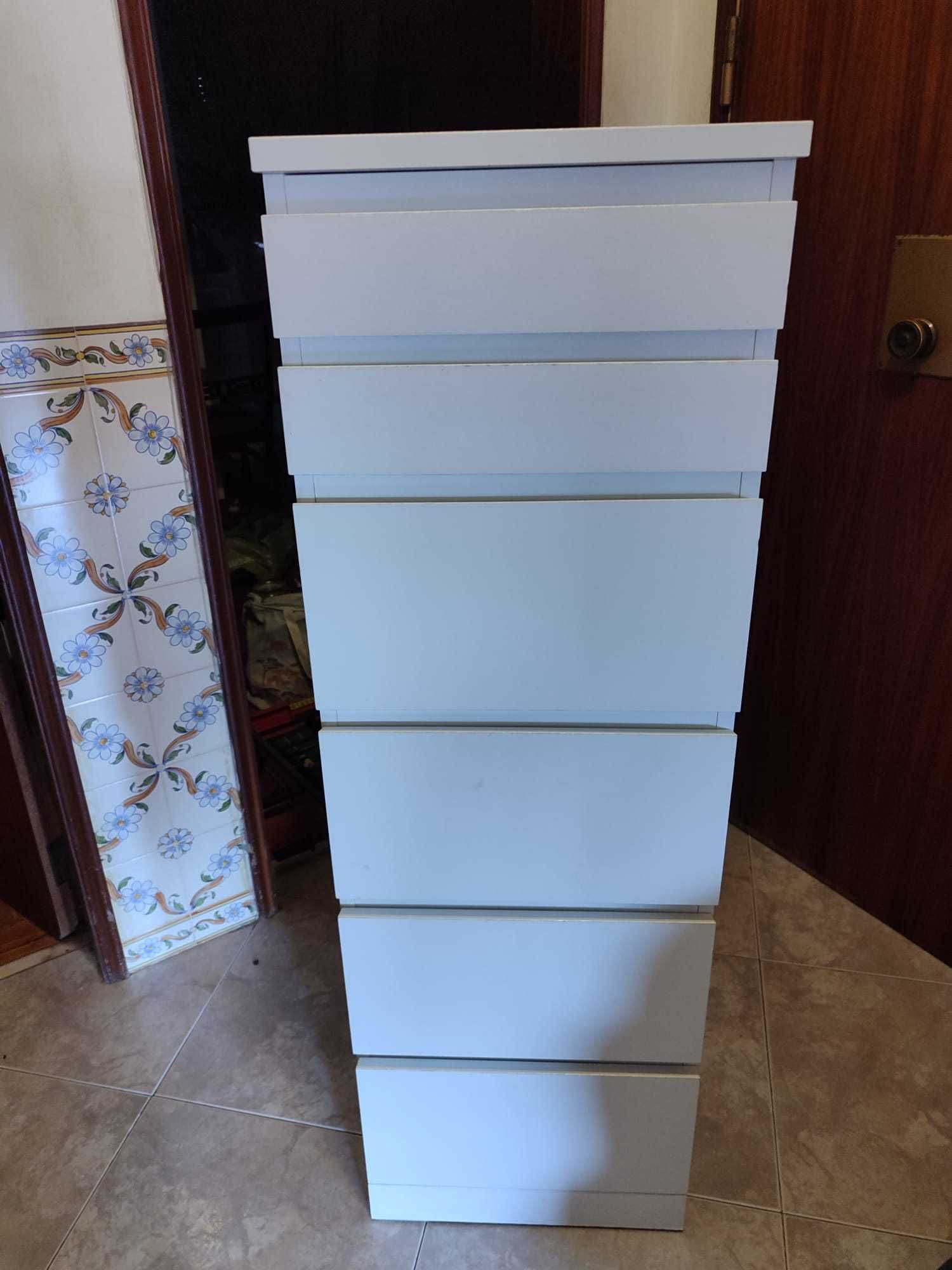 Cómoda MALM da IKEA com 6 gavetas