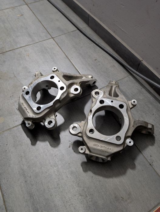 Поворотний кулак цапфа Ford Explorer передня ліва та права