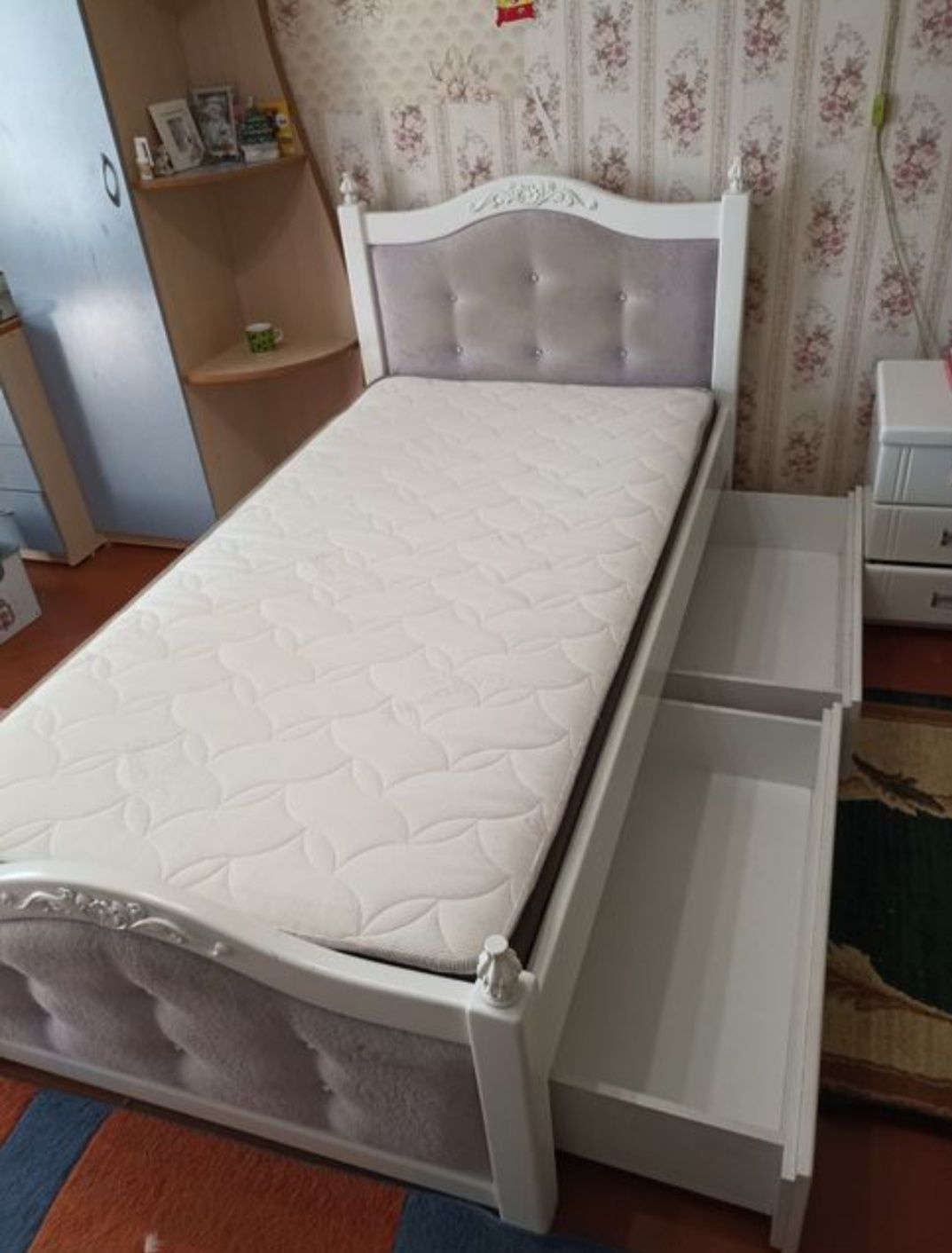 Ліжко кровать дерев'яне, та банкетка.