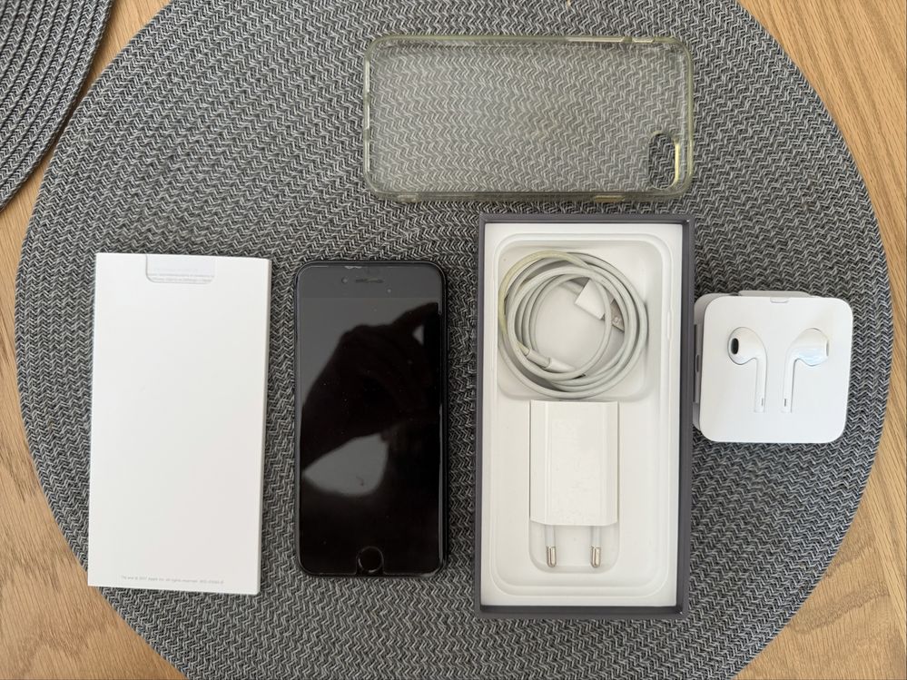 iPhone 8 64 GB – stan idealny, pełny zestaw