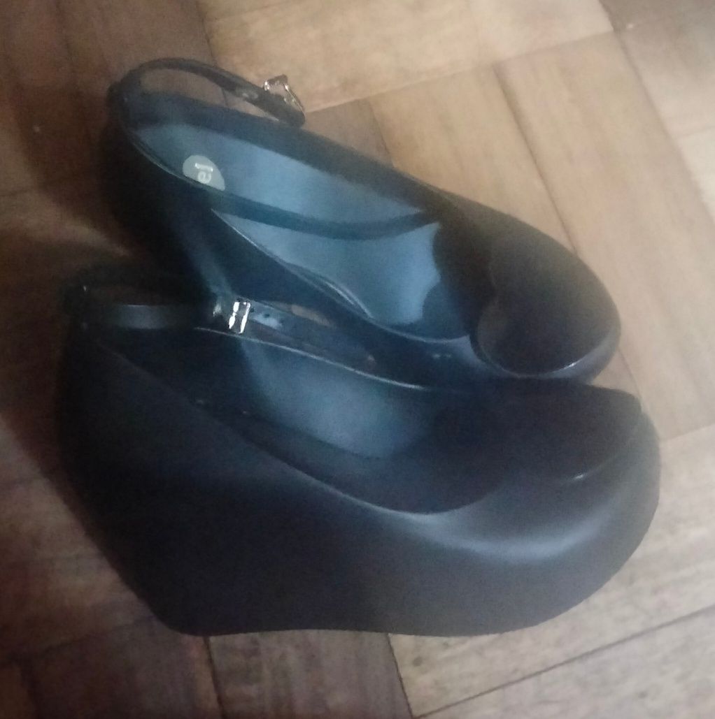 Sapatos com Corações e Plataforma