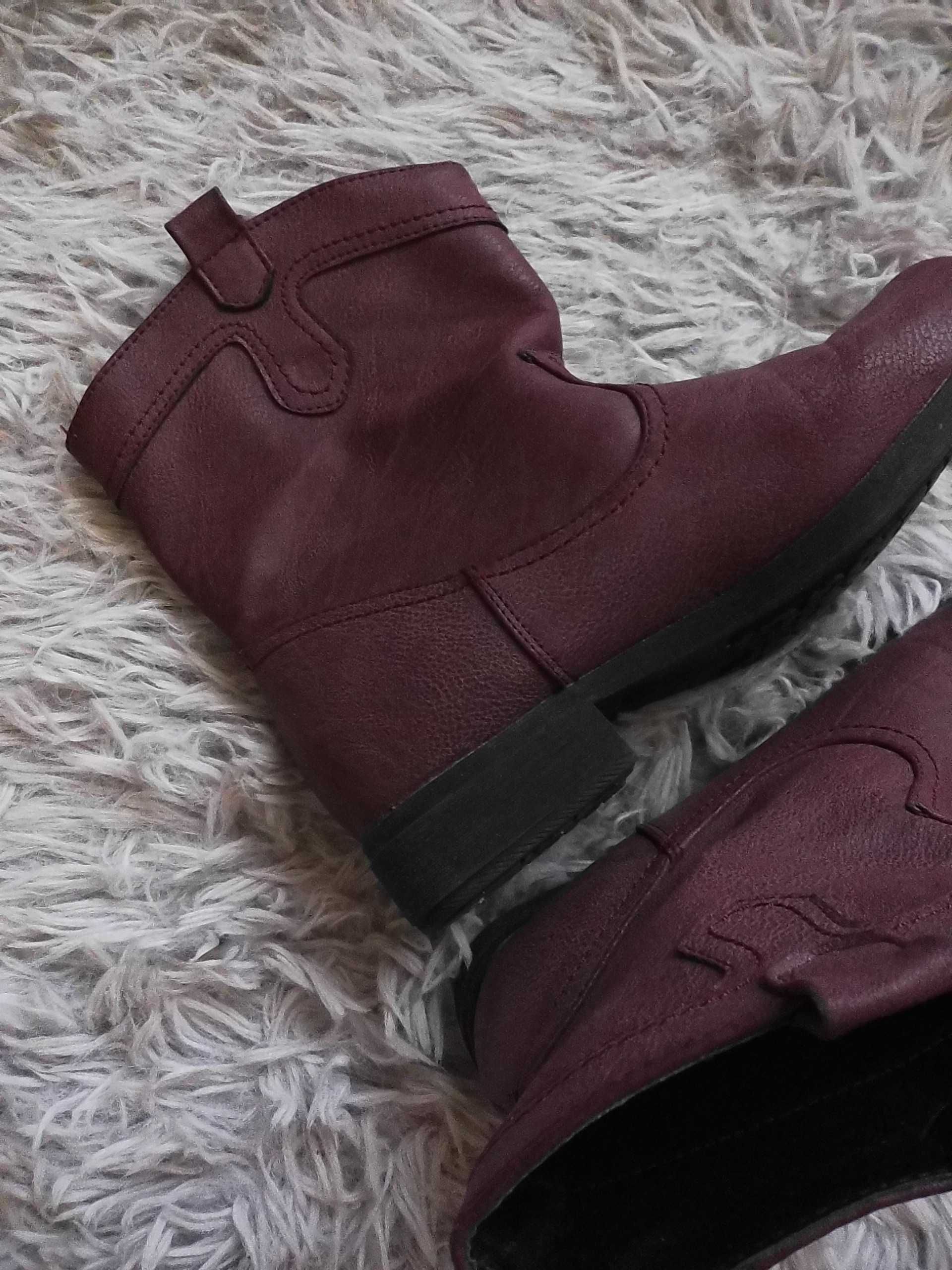 Buty botki na niskim obcasie w kowbojskim stylu Vox Shoes