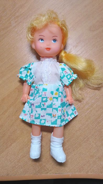 Кукла  пластмасова в чобітках