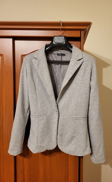 Żakiet w szarym kolorze
