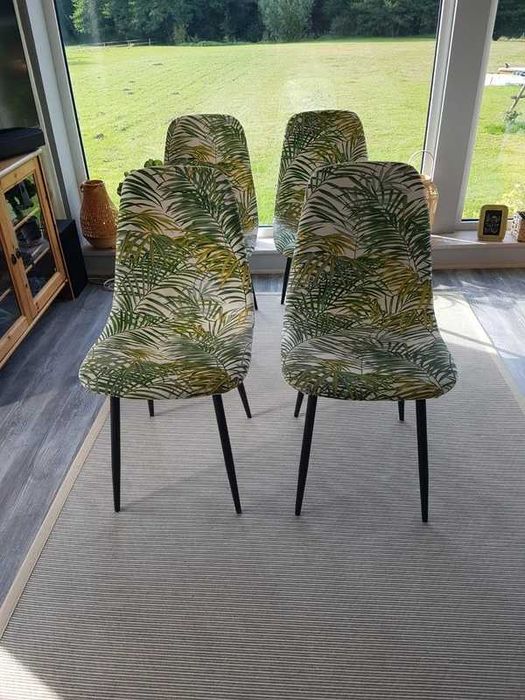 Sprzedam zestaw czterech krzeseł w atrakcyjnej cenie.