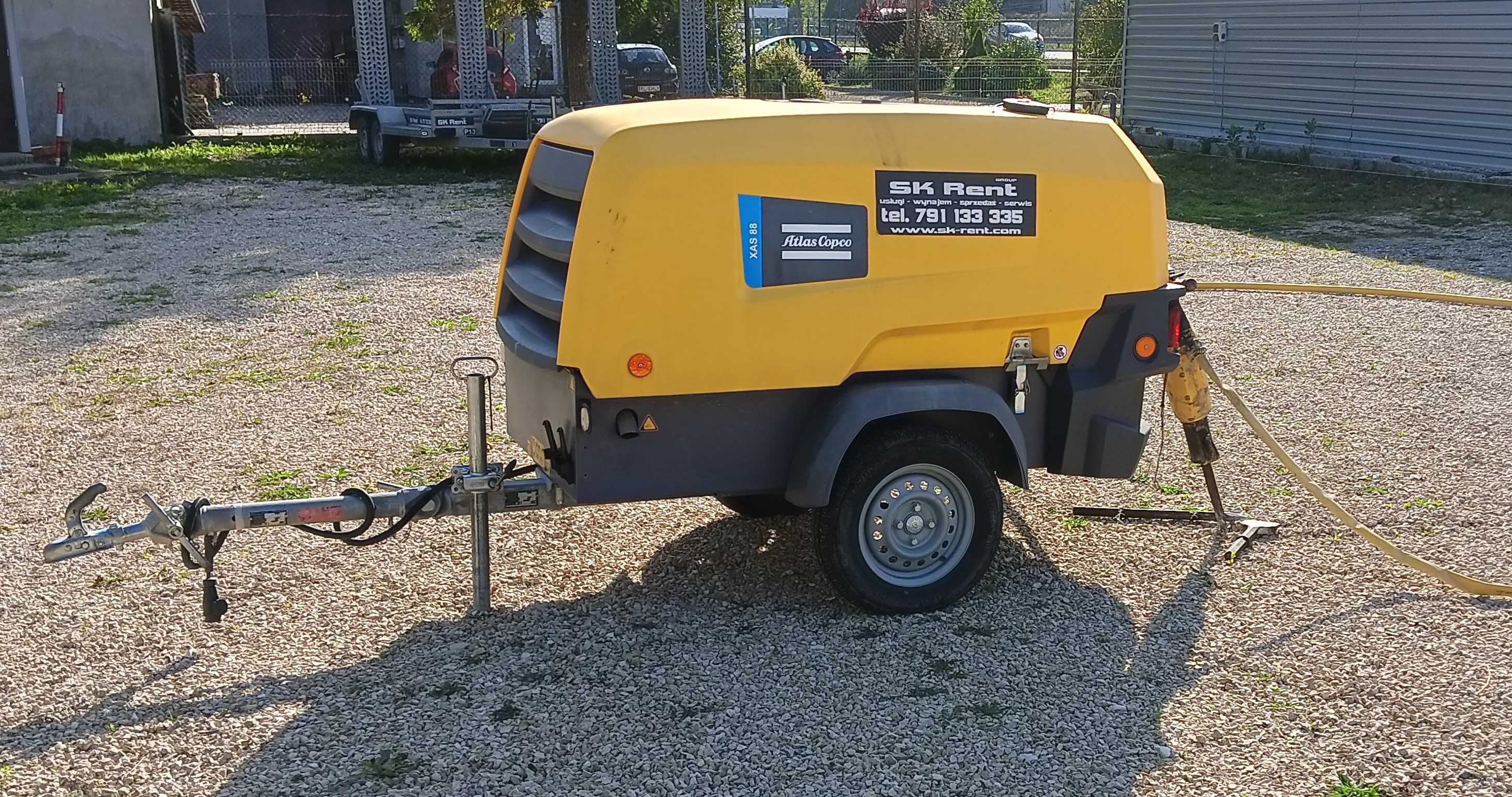 Kompresor Atlas Copco XAS88 z młotem, końcówkami i wężem