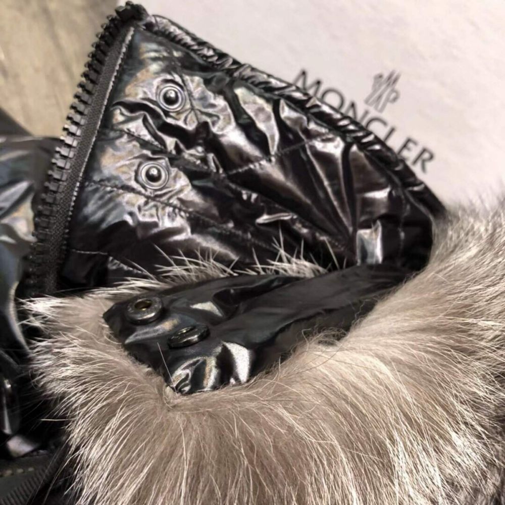 Пуховики с натур мехом чернобурки Moncler XS,S,M