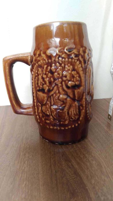 Kufel kubek ceramika sceny piwo stół beczki prl