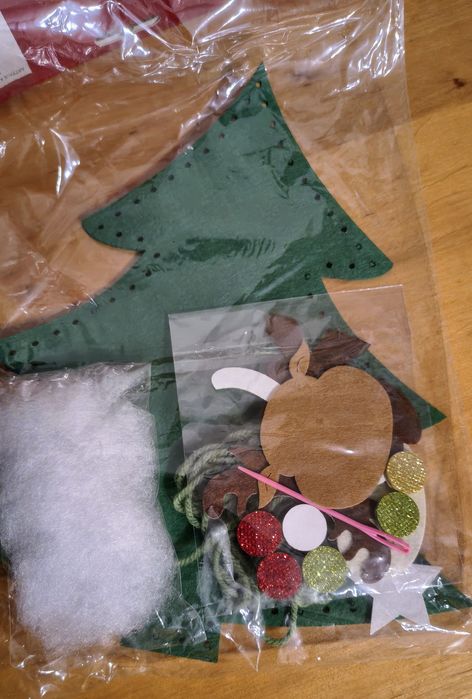 Choinka z fizeliny do własnoręcznego wykonania.