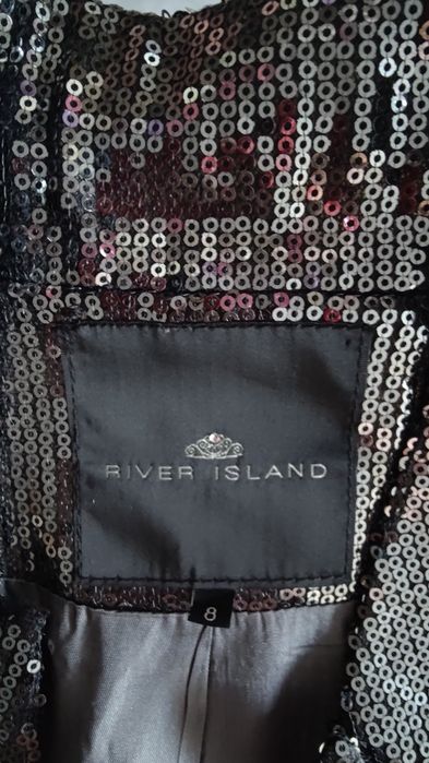 Сріблястий блейзер із паєтками від бренду River Island