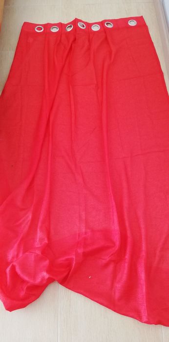 1 cortinado de argolas em vermelho