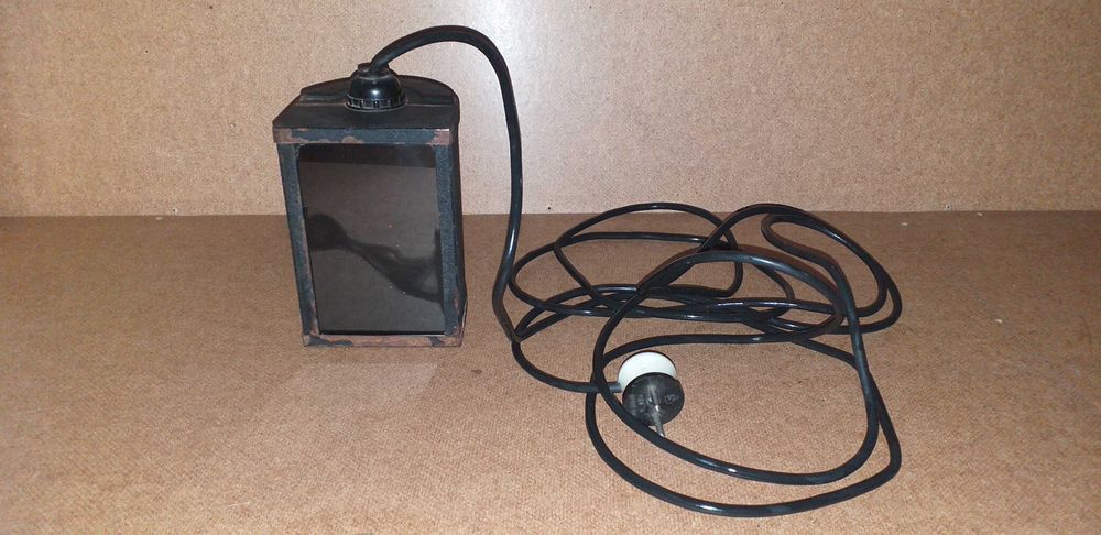 винтажный фонарь с красной пластиной  для работы в фотолаборатории