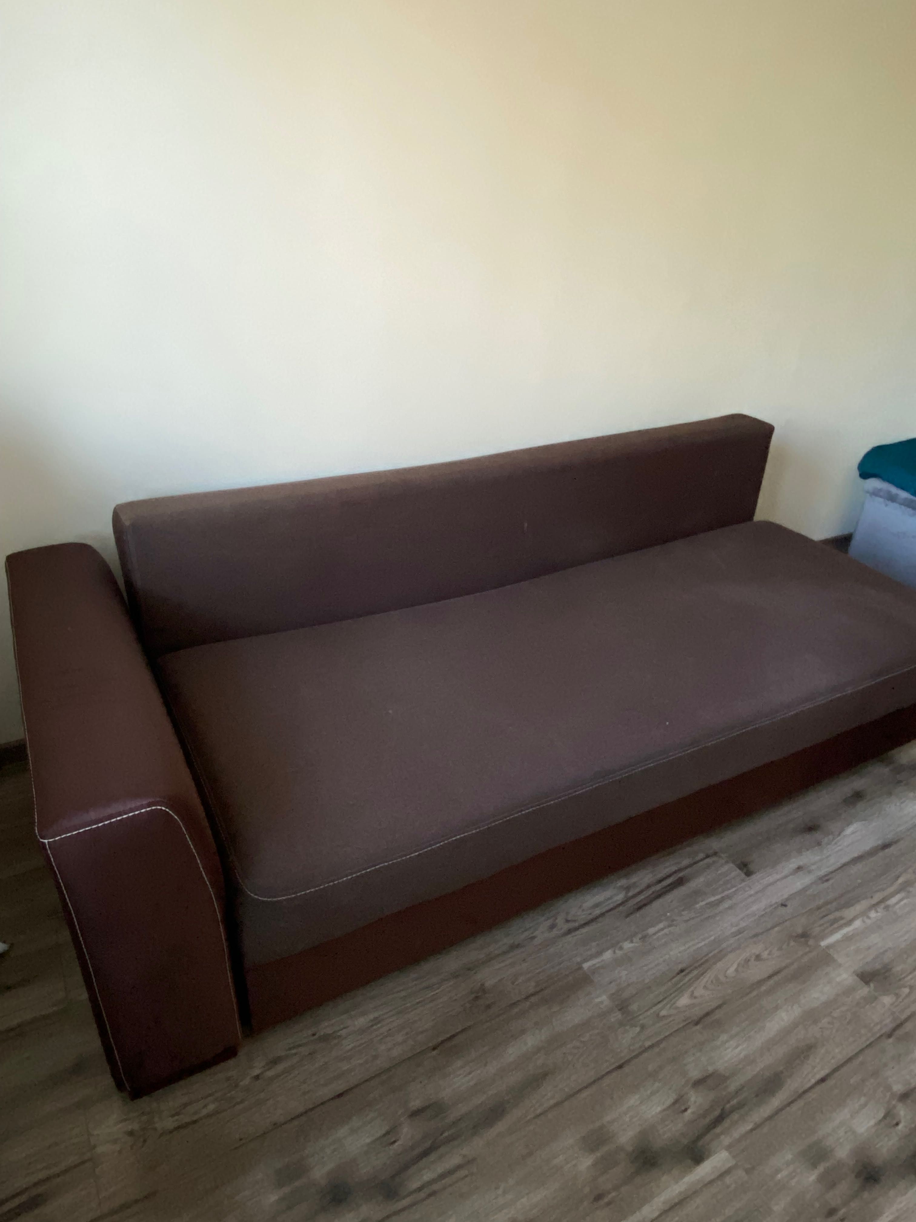 Sofa rozkładana z pojemnikiem