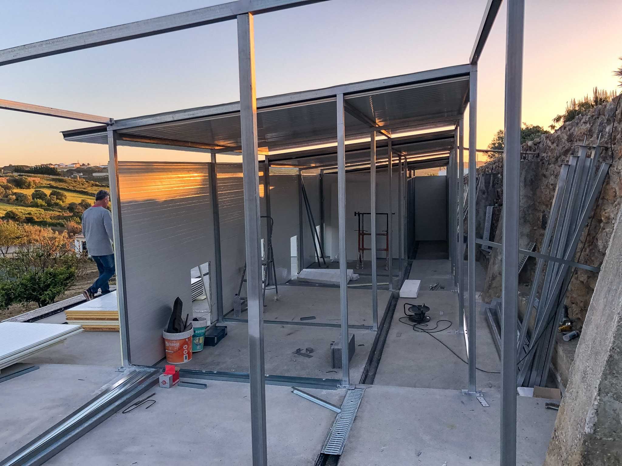 Canil Profissional Modular 8 Boxes | Aço Galvanizado + Chapa Isolada