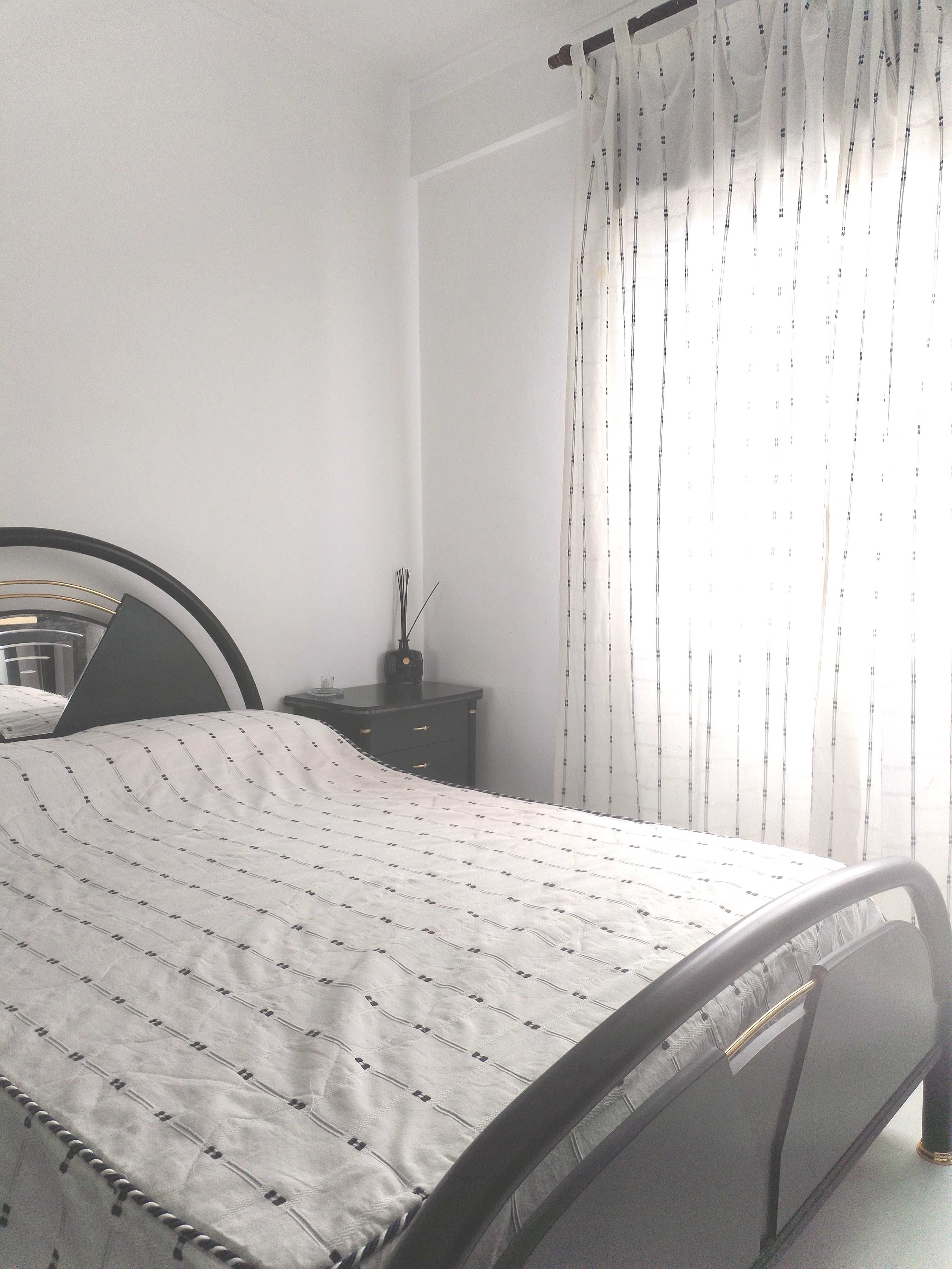 Quarto espaçoso e bem localizado.