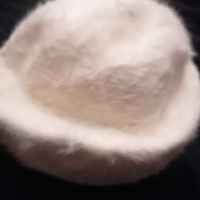 Czapka toczek w kremowym kolorze