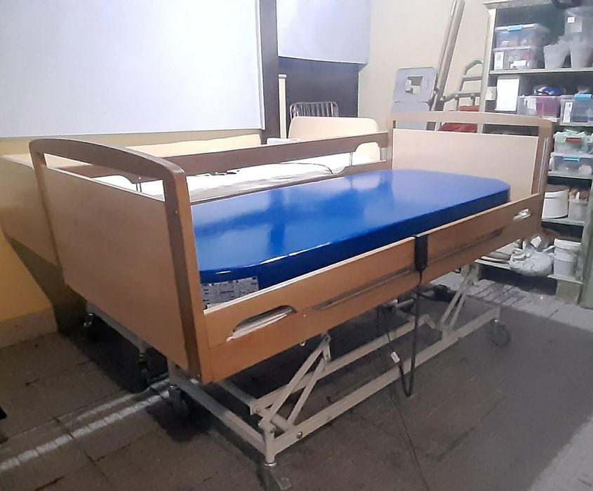 Cama articulada elétrica e elevatória hospitalar