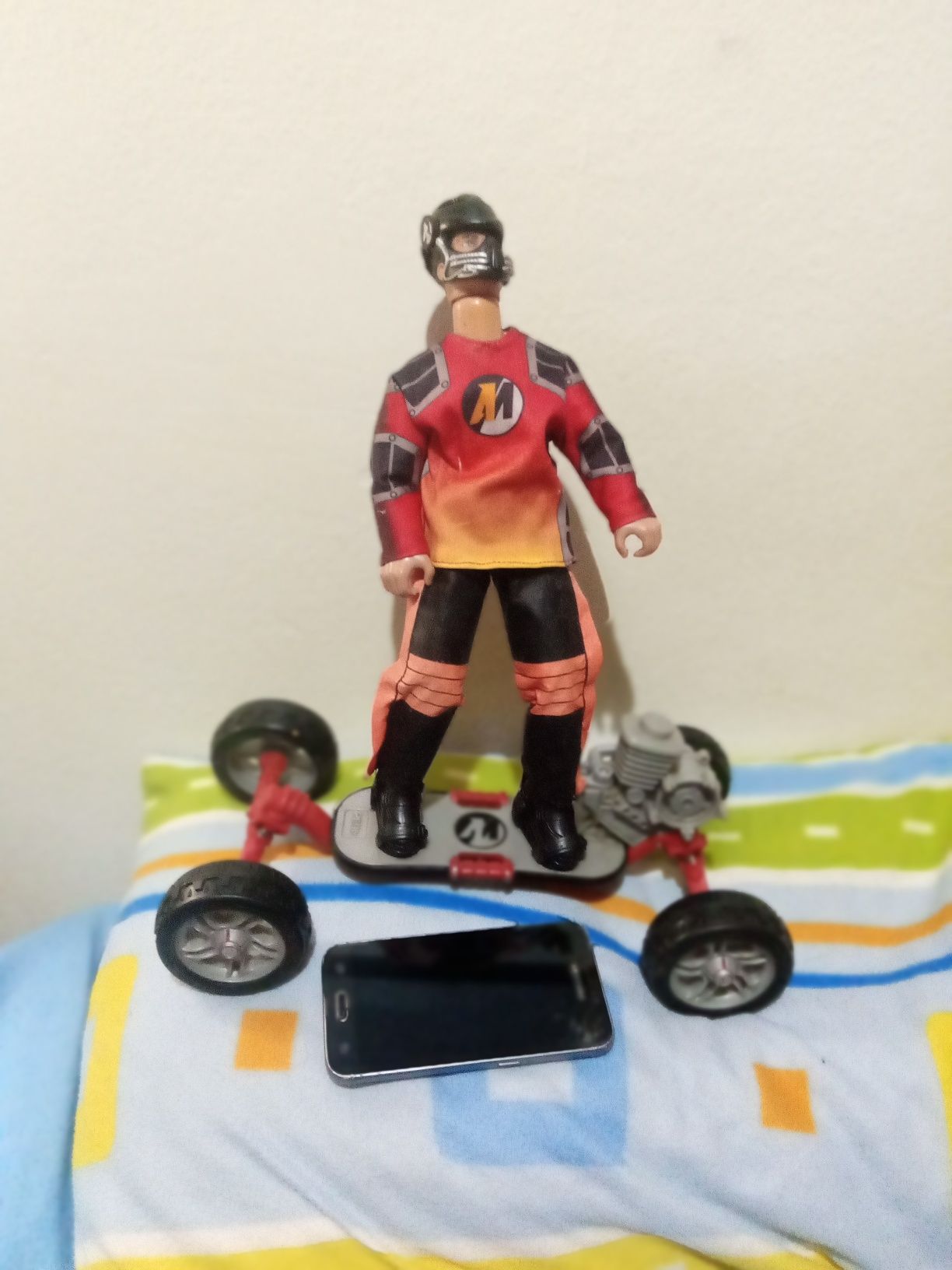 Dois Action Man Extreme skateboard e um Action Man de bicicleta BTT os